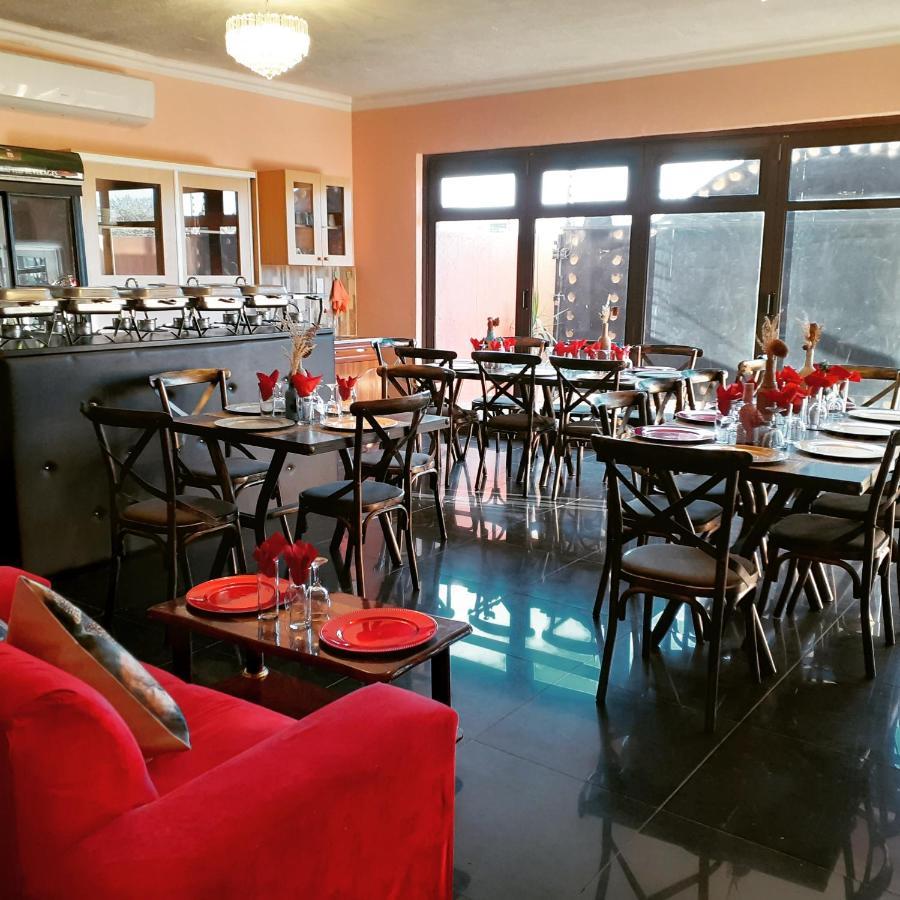 Royal Castle Guest House Виндхук Экстерьер фото
