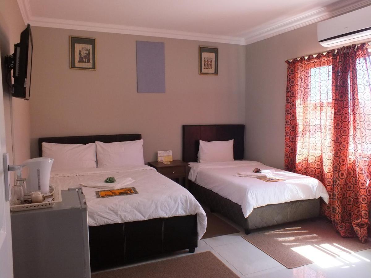 Royal Castle Guest House Виндхук Экстерьер фото