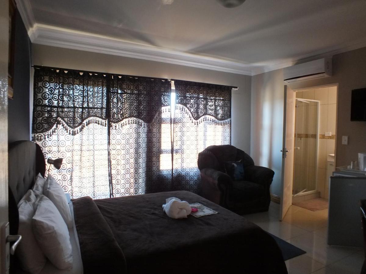 Royal Castle Guest House Виндхук Номер фото