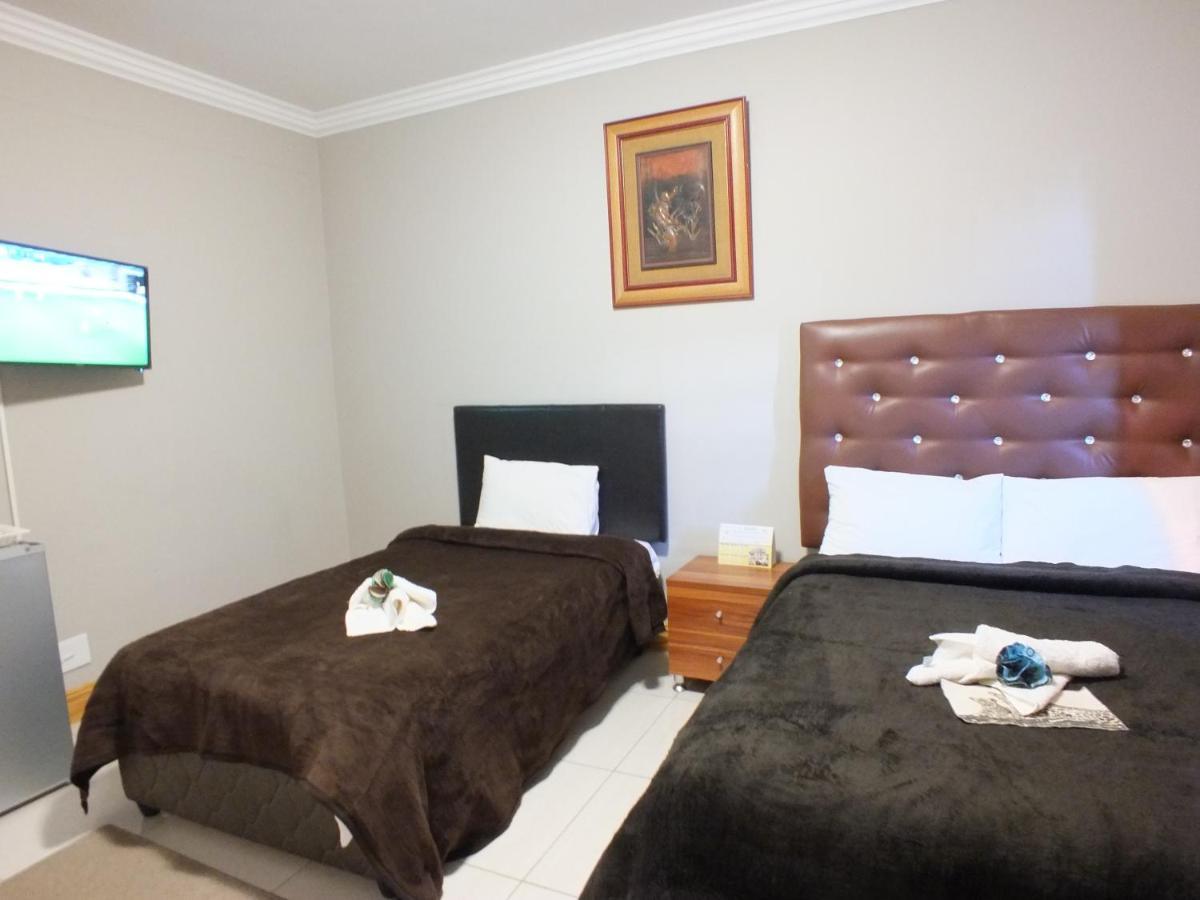 Royal Castle Guest House Виндхук Экстерьер фото
