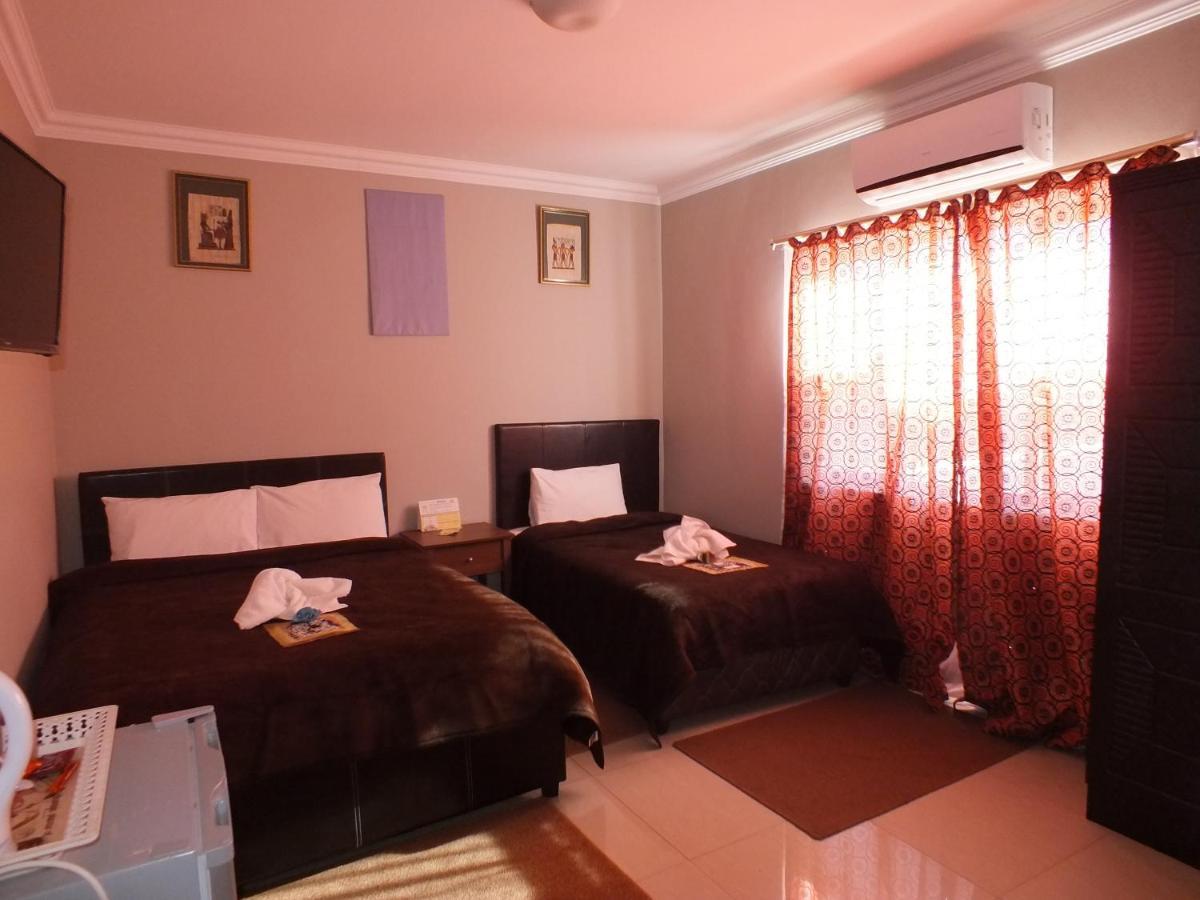Royal Castle Guest House Виндхук Экстерьер фото