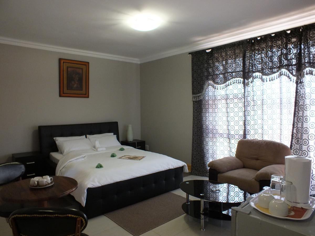 Royal Castle Guest House Виндхук Экстерьер фото